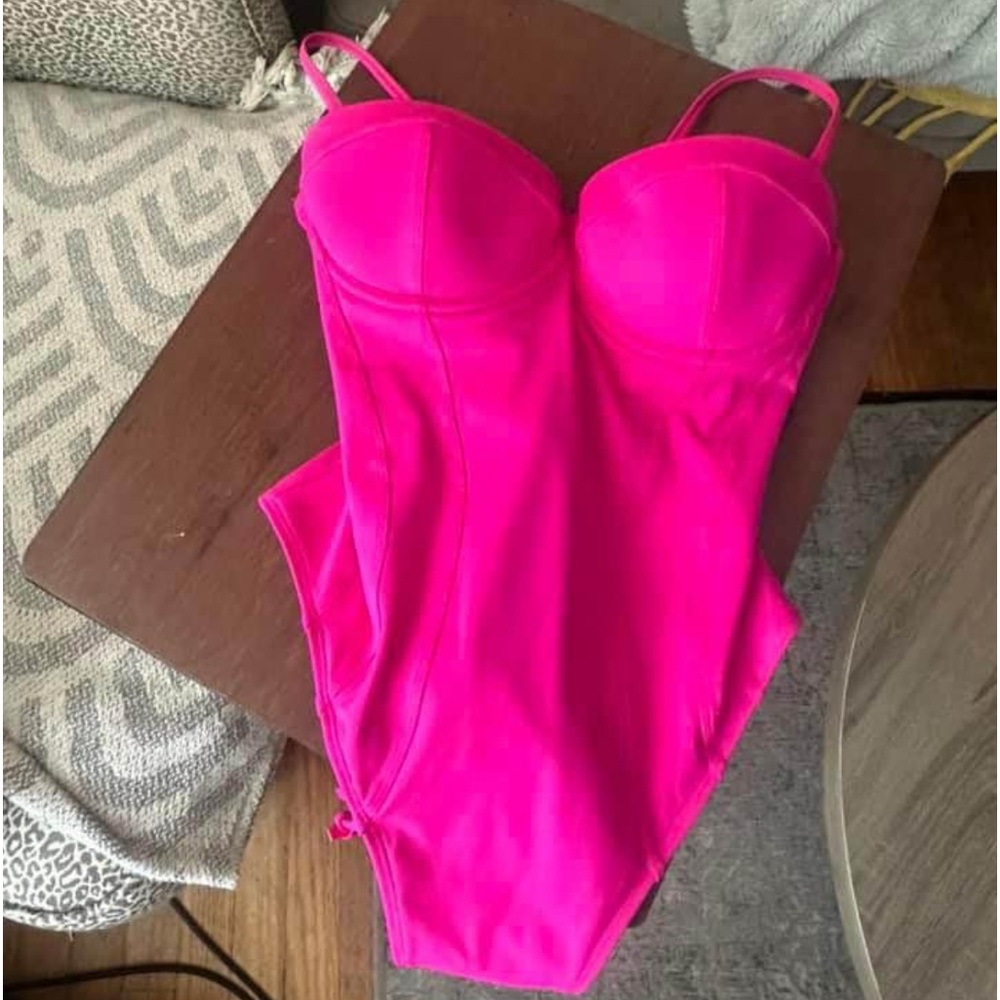 TA3 Lushy high cut pink bathing suit size M, cups B/C. Worn once